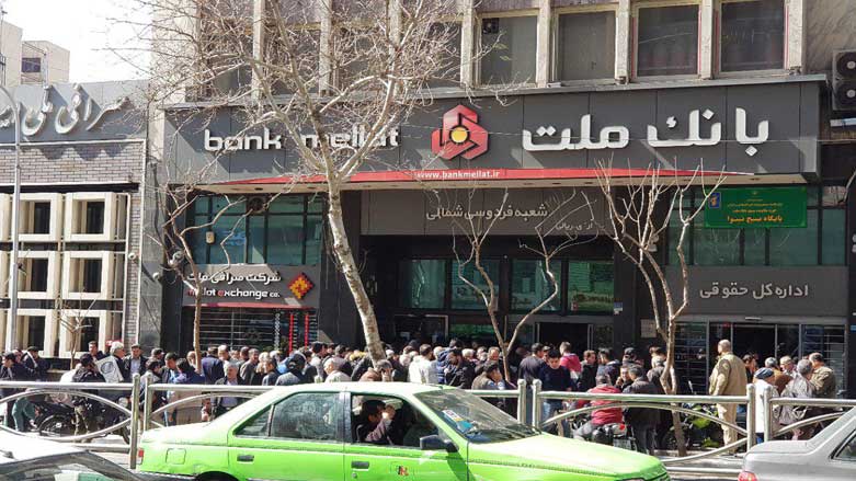 مردم از تهران و شهرستان‌ها برای دریافت دلار ارزان در تهران صف کشیدەاند