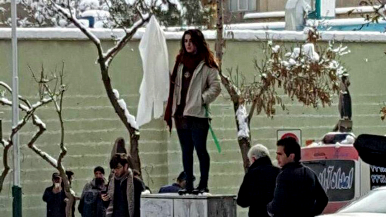 ئێران بە توندی رووبەڕووی ژنانی بێ حیجاب دەبێتەوە