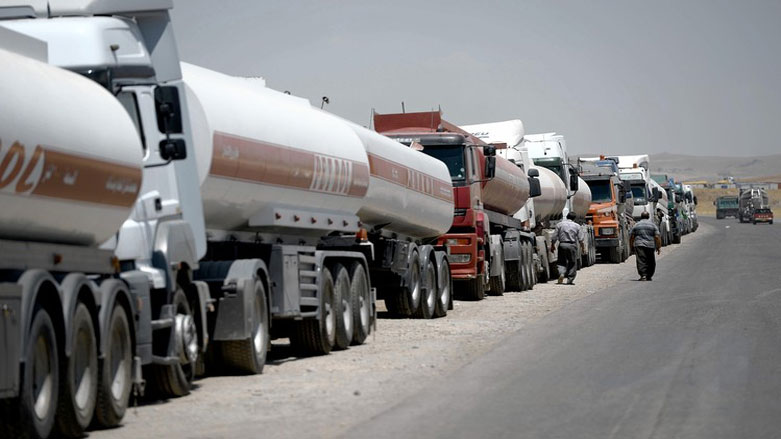Oil tankers line up at a refinery in Erbil, Kurdistan Region. (Photo: Anadolu Agency)