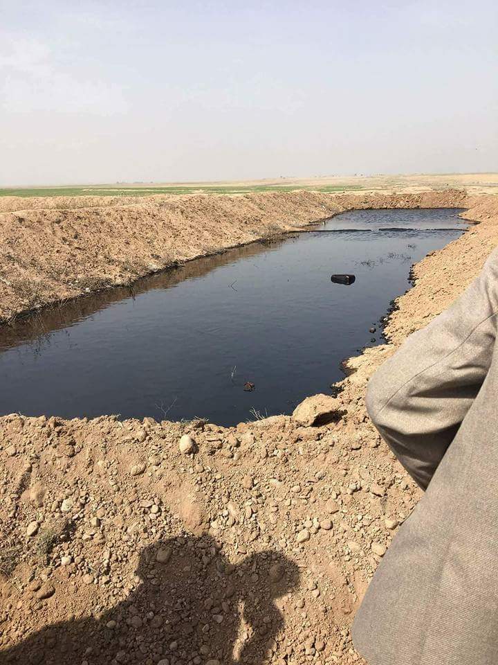 بعدما ثقبوا الانابيب ينتظر المهربون امتلاء هذه الحفرة ليتم تفريغها لاحقا في صهاريج - تصوير: كوردستان 24