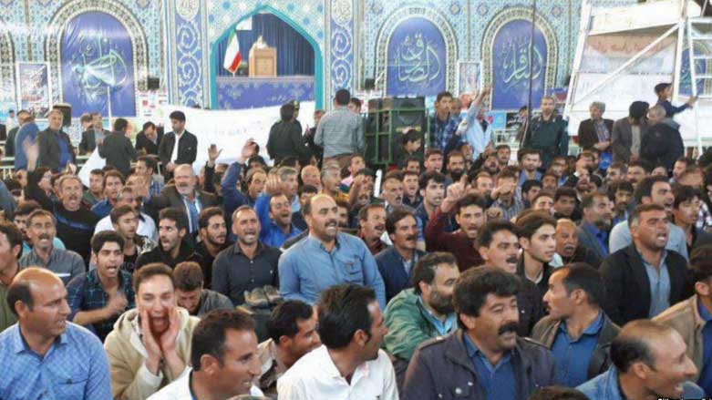 شعارهای کشاورزان اصفهانی برگزاری نماز جمعە را بە تأخیر انداخت
