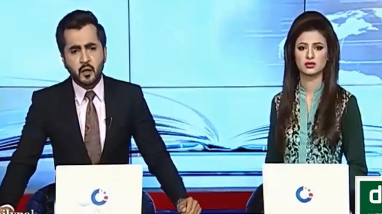به‌ ڤیدیۆ.. دوو بێژه‌ر له‌ كاتی پێشكه‌شكردنی هه‌واڵه‌كان ده‌بێته‌ ده‌مه‌قاڵه‌یان