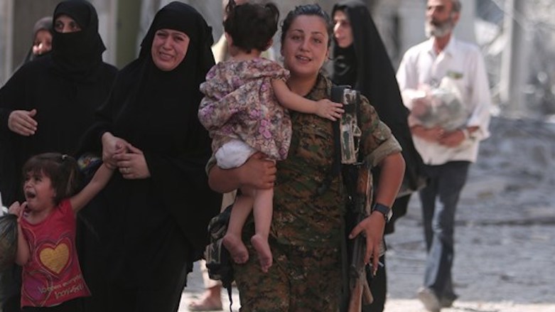A Kurdish fighter helps civilians who were evacuated from the the formerly IS-controlled part of Manbij in northern Syria, after its liberation by the US-backed Syrian Democratic Forces (SDF), Aug. 13, 2016. (Photo: Reuters)