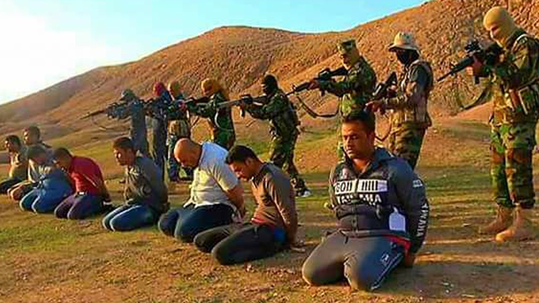 نشر داعش تسجيلا اظهر قيام عناصره باعدام ثمانية من افراد الشرطة الاتحادية- لقطة عن وكالة اعماق الداعشية