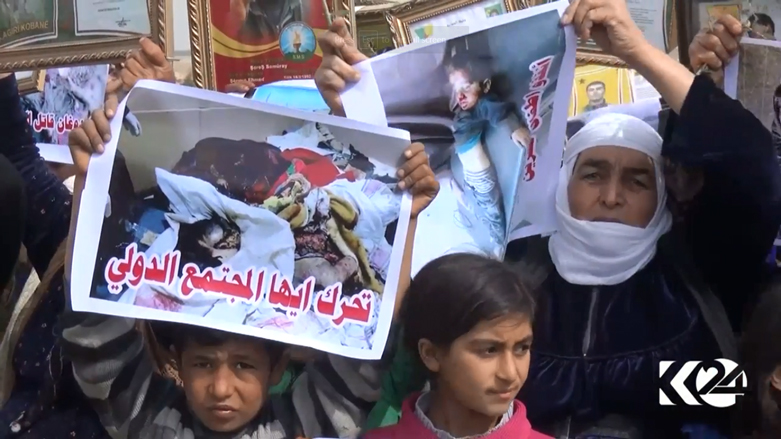 بالصور.. كورديات يعتصمن من أجل عفرين أمام قاعدة أمريكية 