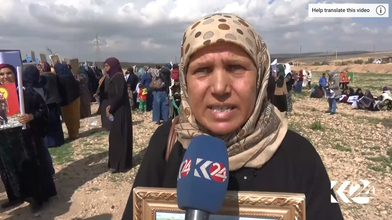 بالصور.. كورديات يعتصمن من أجل عفرين أمام قاعدة أمريكية 