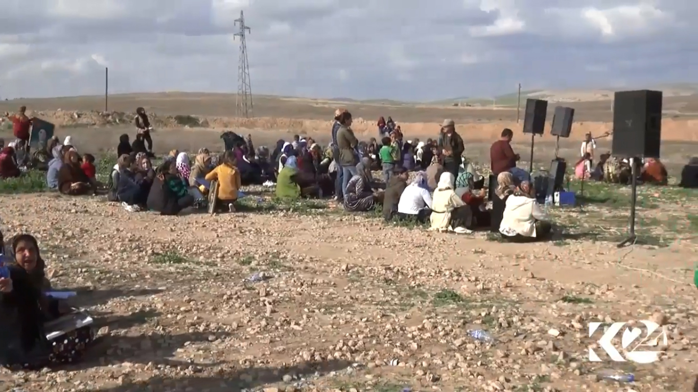 بالصور.. كورديات يعتصمن من أجل عفرين أمام قاعدة أمريكية 