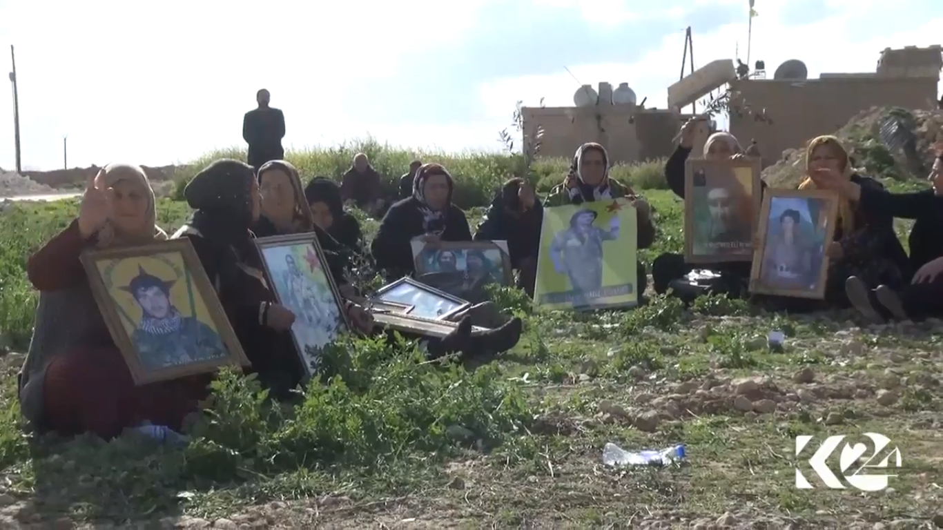 بالصور.. كورديات يعتصمن من أجل عفرين أمام قاعدة أمريكية 