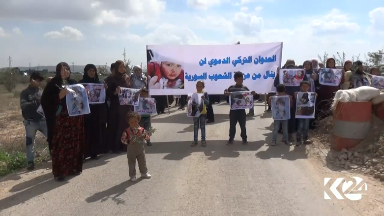 بالصور.. كورديات يعتصمن من أجل عفرين أمام قاعدة أمريكية 