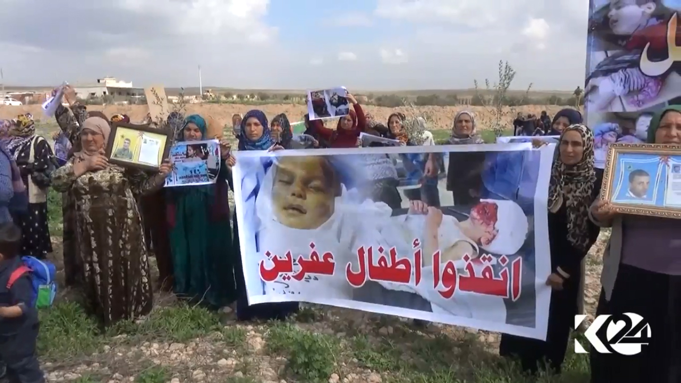 بالصور.. كورديات يعتصمن من أجل عفرين أمام قاعدة أمريكية 