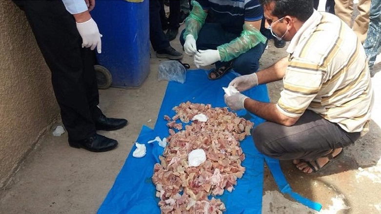 Local authorities in Diyala Province prepare the poisoned chicken meat to feed to the stray dogs. (Photo: Social Media)