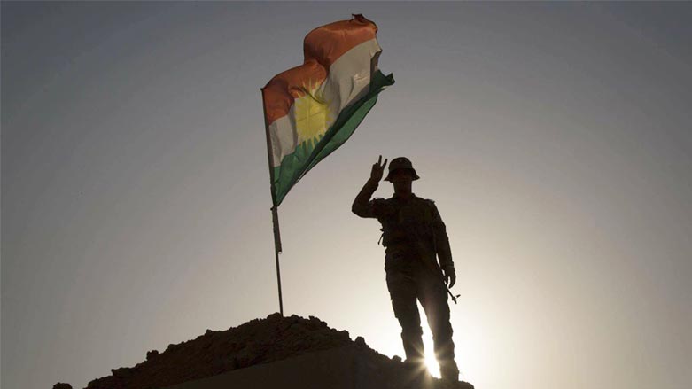 بارزاني يطالب بغداد بحقوق البيشمركة