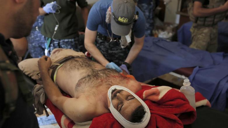An injured man receives medical treatment at the Hospital of Mosul by members of the Iraqi army in Mosul, Iraq, June 12, 2017. (Photo: Anadolu Agency/Yunus Keleş)