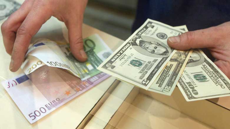 دلار آمریکا ١٣٠٠ تومان گرانتر از قیمت دولتی بە فروش می‌رسد