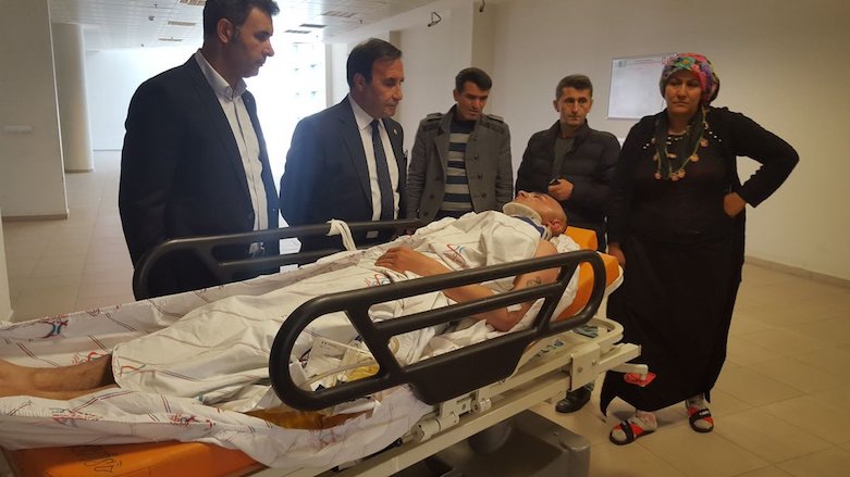 HDP lawmaker Mehmet Emin Adiyaman (second from left) visited conscript Fethi Aydemir who underwent surgery at a hospital in Igdir after he was beaten up for singing in Kurdish while serving in the Turkish army. (Photo: HDP)
