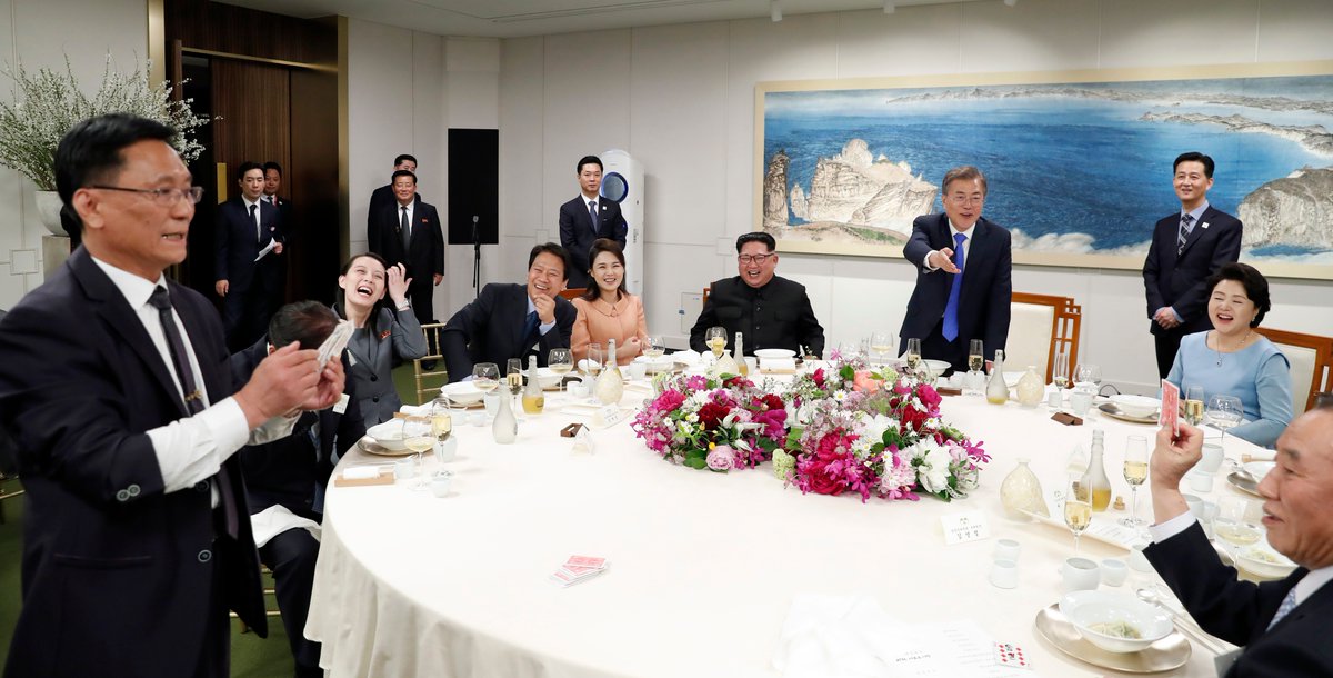 جادووگه‌رێك له‌ ئێواره‌ خوانه‌كه‌دا به‌ چه‌ند جووڵه‌یه‌ك ئاماده‌بووان ده‌خاته‌ پێكه‌نین