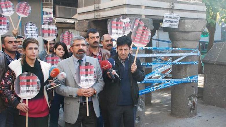 Former head of Diyarbakir Bar Association Tahir Elci (center) talks to media moments before his killing in a shootout involving police, Diyarbakir, Nov. 28, 2015. (Photo: DHA)