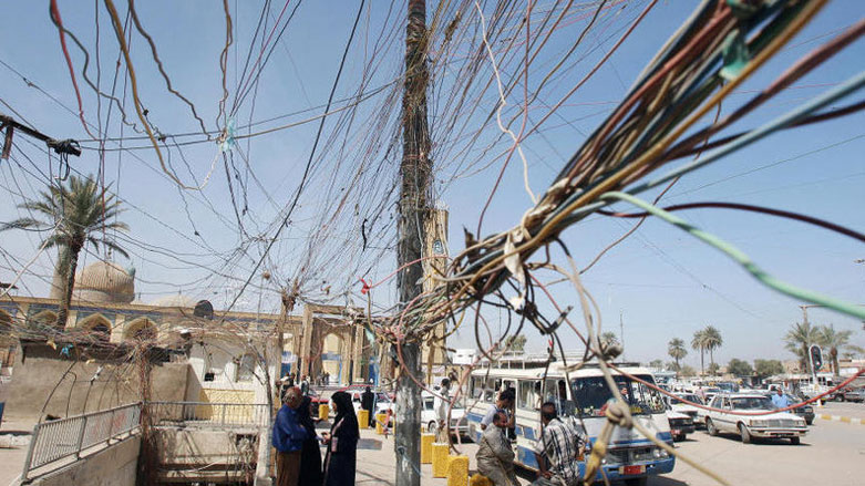 Tangled electrical wires hangs from utility poles in front of the Abu Hanifa mosque in Baghdad's al-Adhamiyah district. (Photo: AFP)