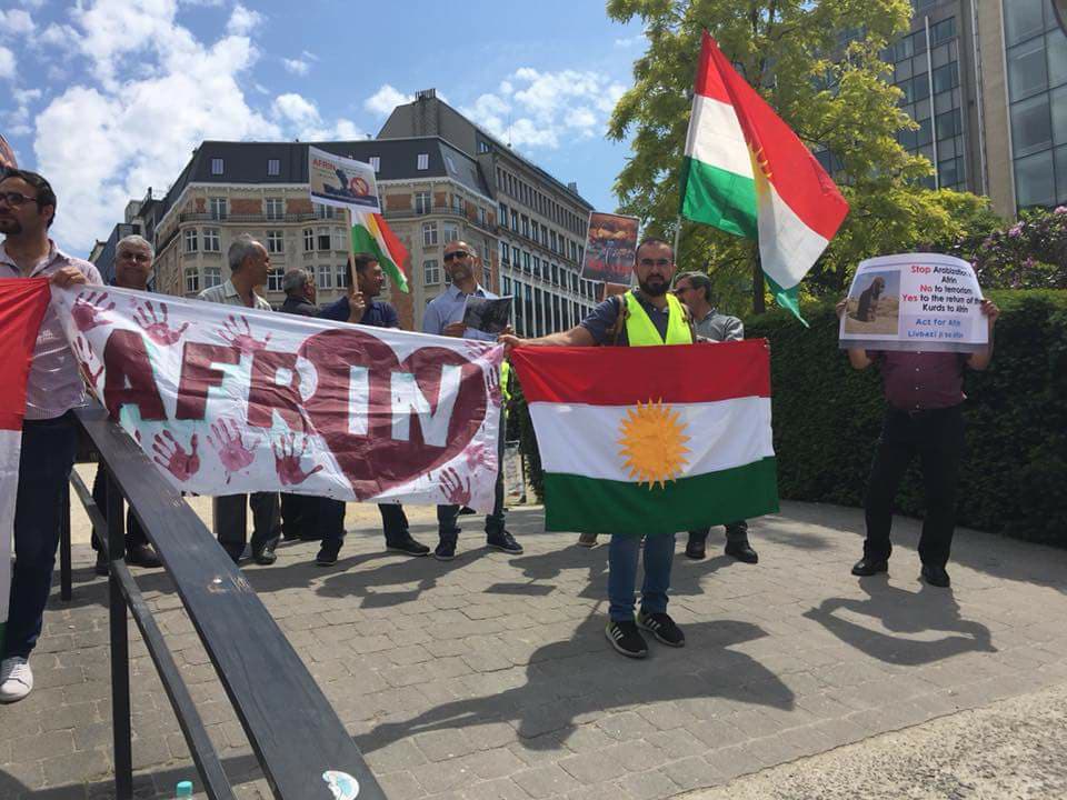 Koma Kar Ji Bo Efrînê li meydana Yekîtiya Ewropayê man girt