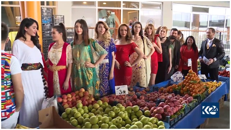 Ji aliyê modakarê Kurd ve li bazara fekî defileyeke ciyawaz