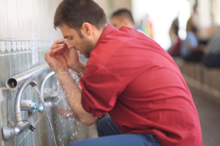 بە وێنە... نزا و پاڕانەوەی رۆژوەوانان لە مزگەوتی گەورەی سلێمانی