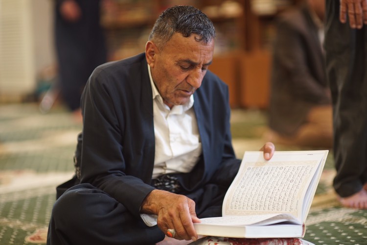 بە وێنە... نزا و پاڕانەوەی رۆژوەوانان لە مزگەوتی گەورەی سلێمانی