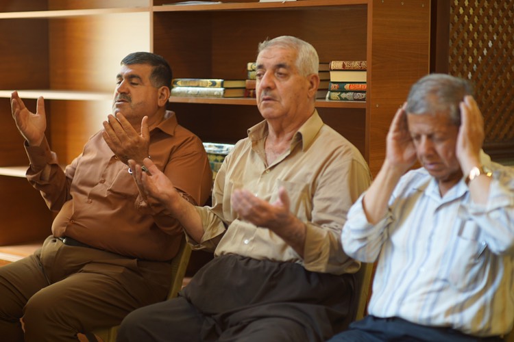 بە وێنە... نزا و پاڕانەوەی رۆژوەوانان لە مزگەوتی گەورەی سلێمانی