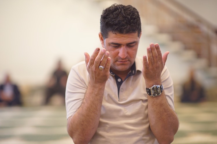 بە وێنە... نزا و پاڕانەوەی رۆژوەوانان لە مزگەوتی گەورەی سلێمانی