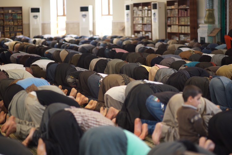 بە وێنە... نزا و پاڕانەوەی رۆژوەوانان لە مزگەوتی گەورەی سلێمانی