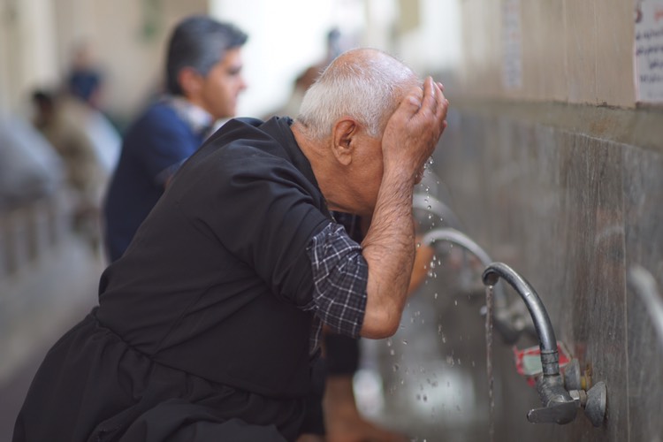 بە وێنە... نزا و پاڕانەوەی رۆژوەوانان لە مزگەوتی گەورەی سلێمانی