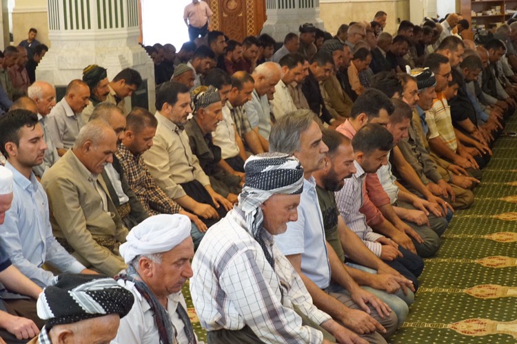 بە وێنە... نزا و پاڕانەوەی رۆژوەوانان لە مزگەوتی گەورەی سلێمانی