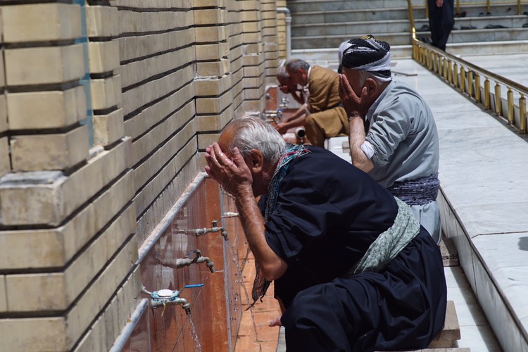 بە وێنە... نزا و پاڕانەوەی رۆژوەوانان لە مزگەوتی گەورەی سلێمانی