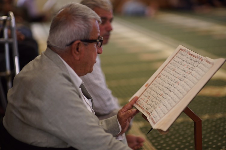 بە وێنە... نزا و پاڕانەوەی رۆژوەوانان لە مزگەوتی گەورەی سلێمانی