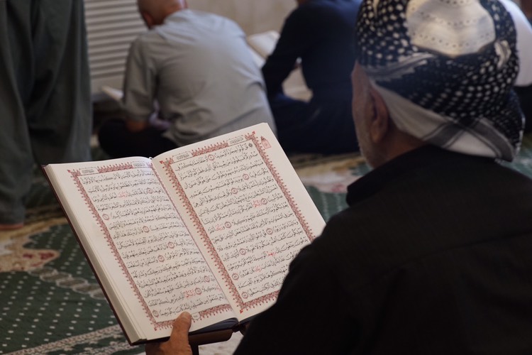 بە وێنە... نزا و پاڕانەوەی رۆژوەوانان لە مزگەوتی گەورەی سلێمانی