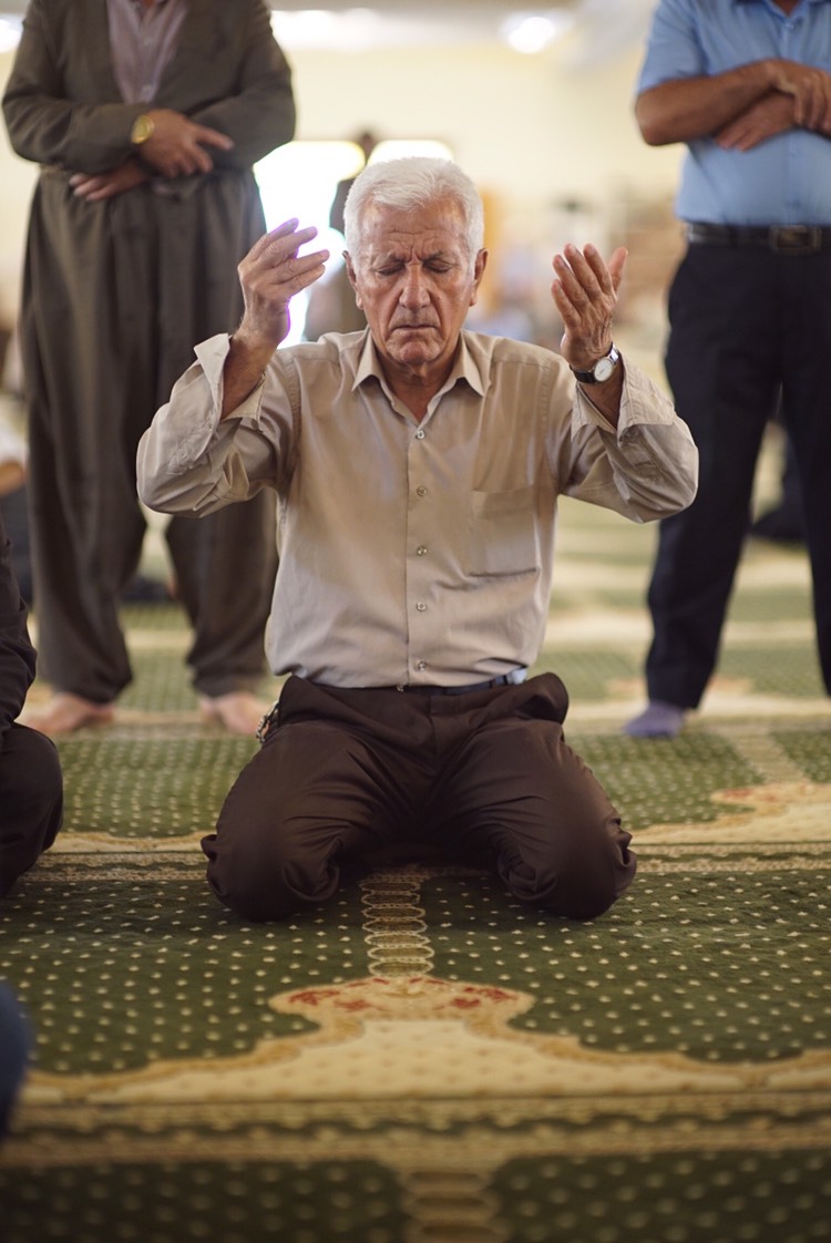 بە وێنە... نزا و پاڕانەوەی رۆژوەوانان لە مزگەوتی گەورەی سلێمانی