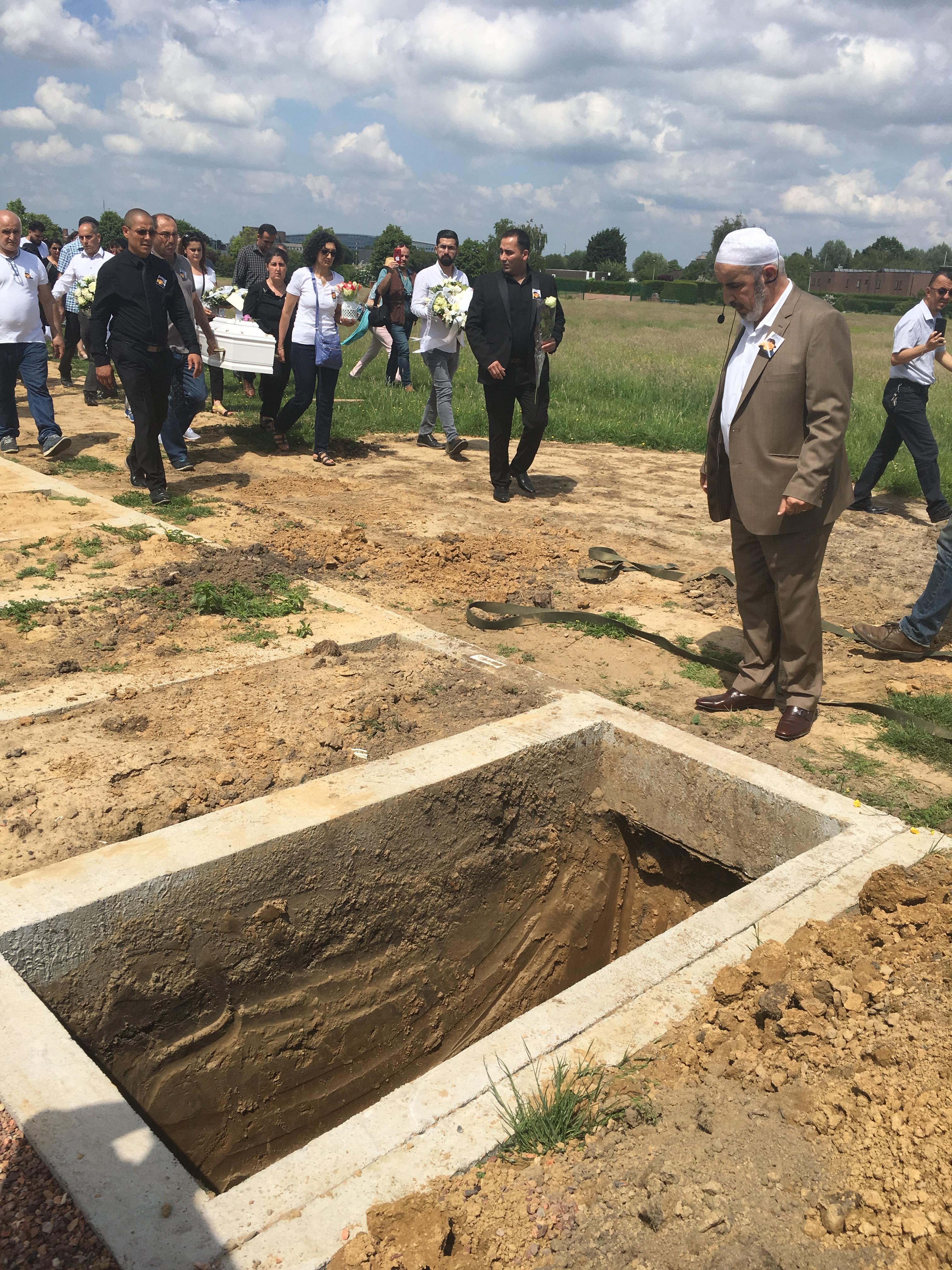 Dozens of hundreds of people on Wednesday attended a funeral ceremony and burial for 2-year-old Mawda Shamdin, a Kurdish girl who was shot and killed by police, Brussels, Belgium, May 30, 2018. (Photo: Kurdistan 24/Barzan Hassan) 