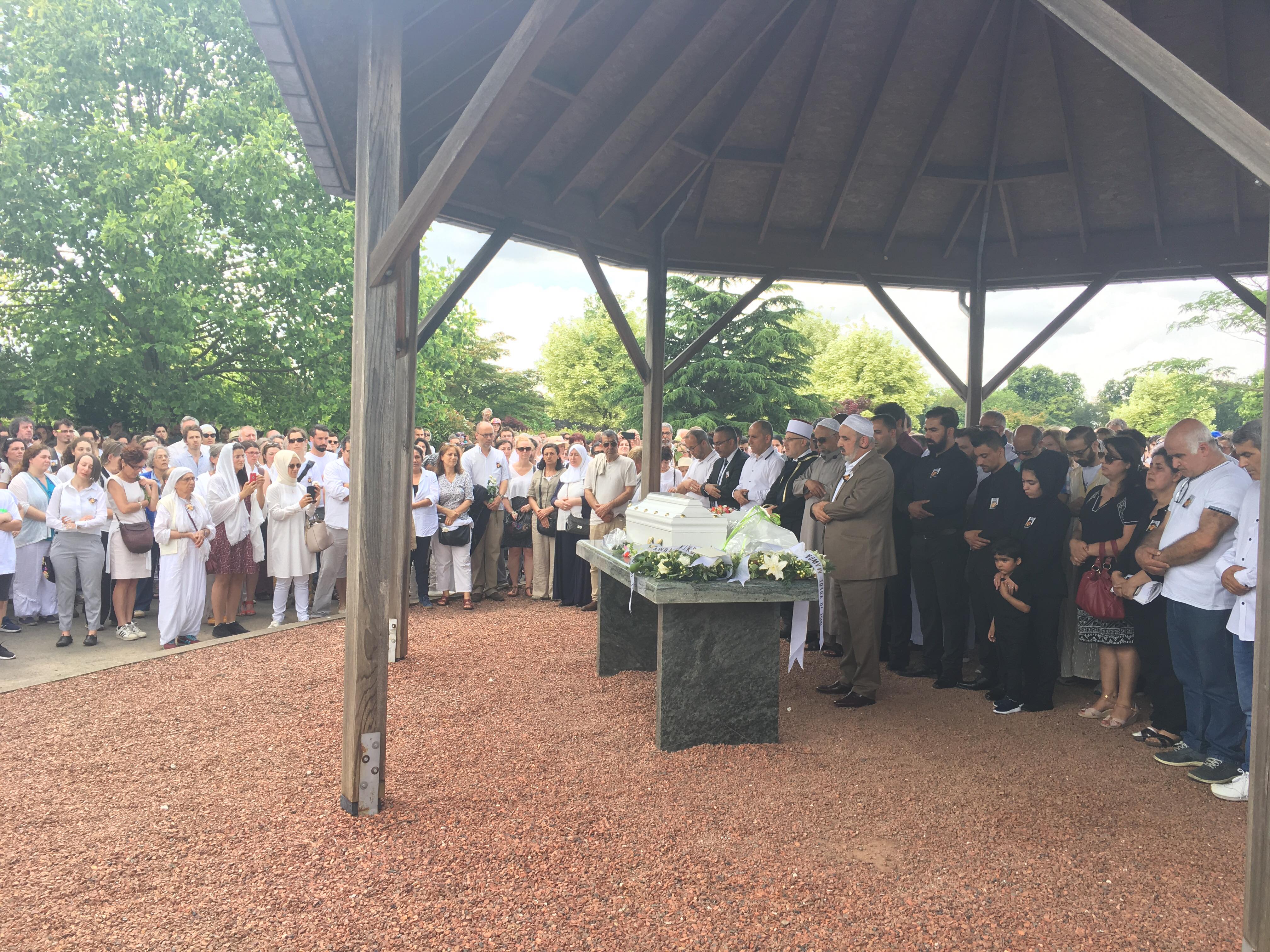 Dozens of hundreds of people on Wednesday attended a funeral ceremony and burial for 2-year-old Mawda Shamdin, a Kurdish girl who was shot and killed by police, Brussels, Belgium, May 30, 2018. (Photo: Kurdistan 24/Barzan Hassan) 