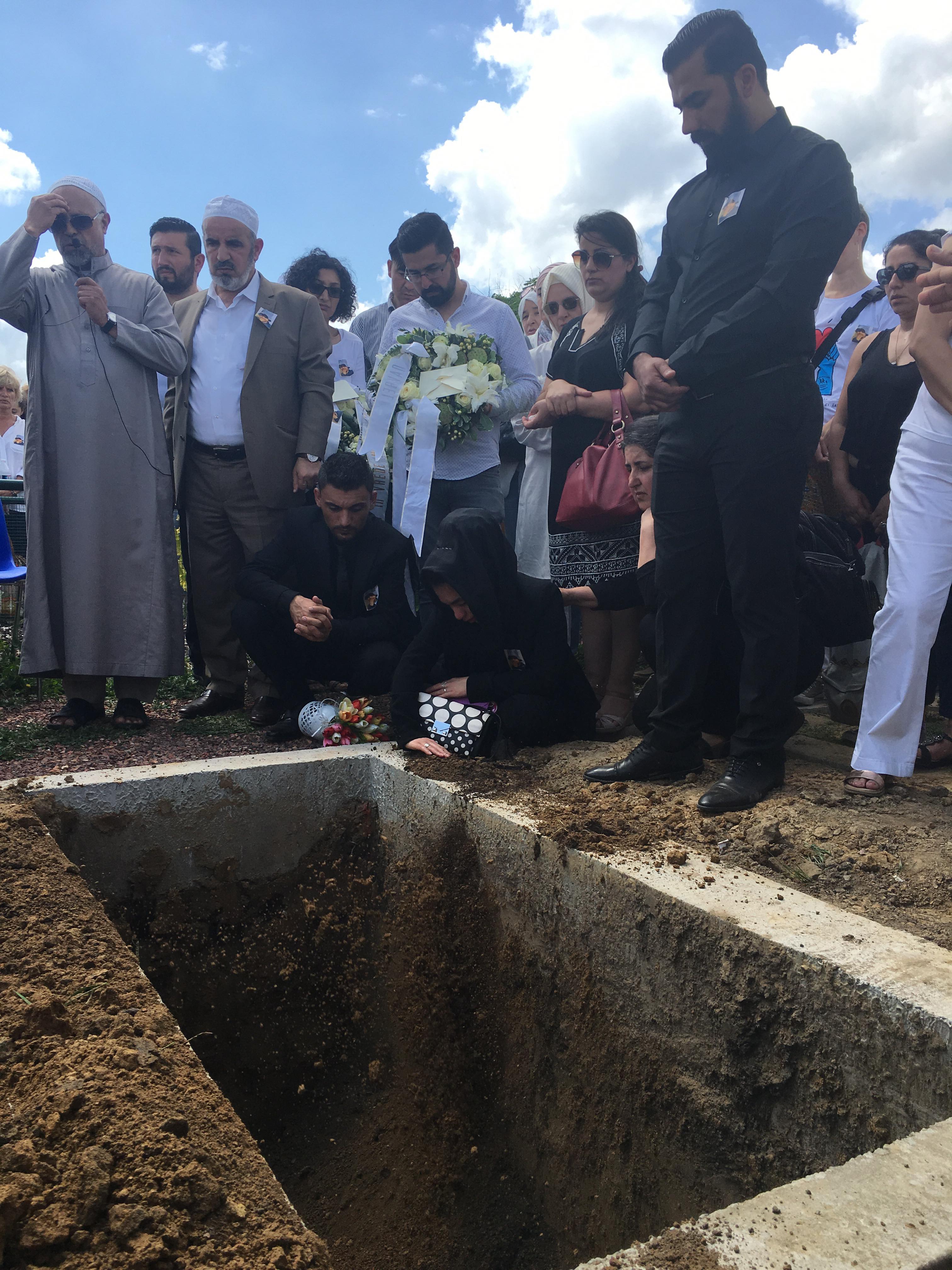 Dozens of hundreds of people on Wednesday attended a funeral ceremony and burial for 2-year-old Mawda Shamdin, a Kurdish girl who was shot and killed by police, Brussels, Belgium, May 30, 2018. (Photo: Kurdistan 24/Barzan Hassan) 