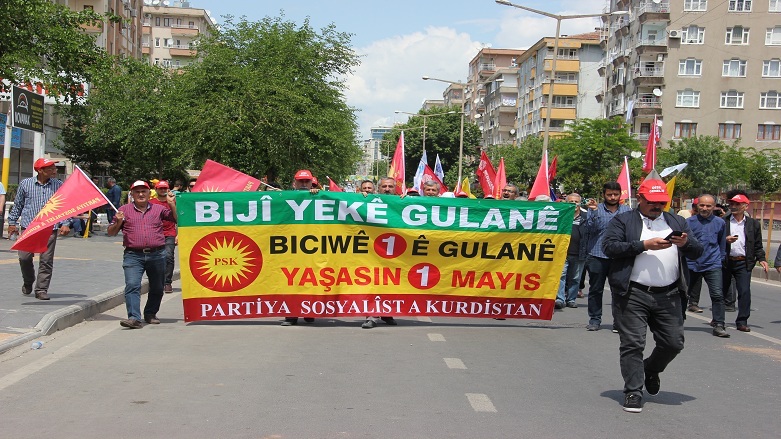 Supporters of Kurdistan Socialist Party (PSK), a small autonomy-demanding Kurdish faction, hold a multi-lingual banner reading 'Long Live May 1' during celebrations in Diyarbakir, May 1, 2018. (Photo: Kurdistan 24)