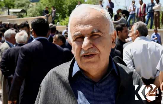 مصطفی شرفکندی، نویسندە و گوینده بخش کردی رادیو تهران