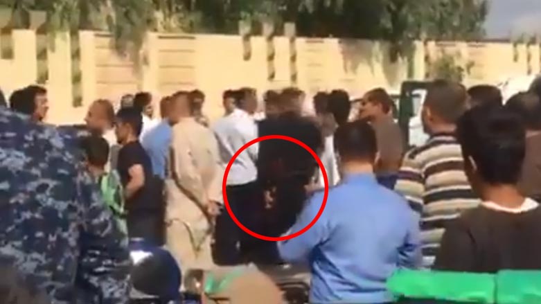 به‌ ڤیدیۆ.. لایه‌نگرانی گۆڕان له‌ كه‌لار به‌ چه‌كه‌وه‌ هه‌ڵده‌كوتنه‌ سه‌ر بنكه‌یه‌كی ده‌نگدان 