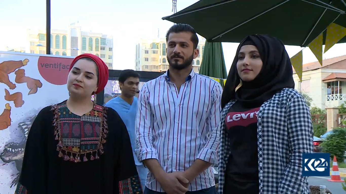 بالصور.. أجنحة الدجاج تجمع شابا وفتاتين في اربيل