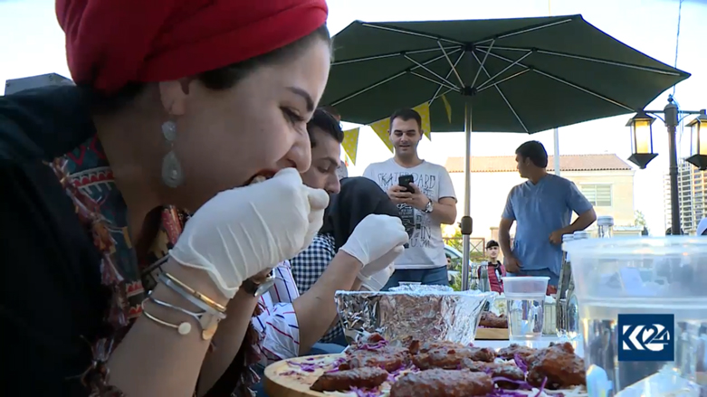 بالصور.. أجنحة الدجاج تجمع شابا وفتاتين في اربيل