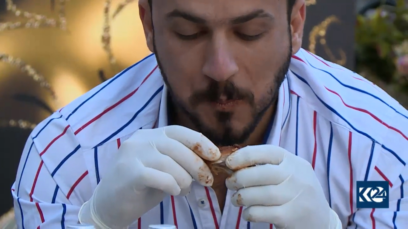 بالصور.. أجنحة الدجاج تجمع شابا وفتاتين في اربيل