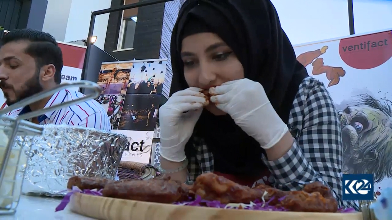 بالصور.. أجنحة الدجاج تجمع شابا وفتاتين في اربيل