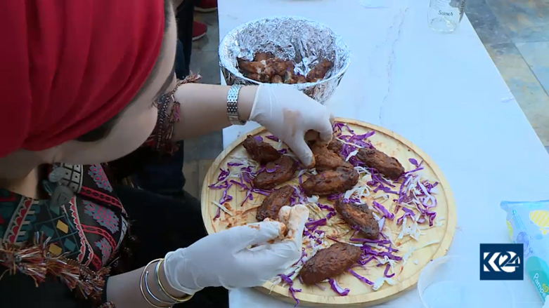 بالصور.. أجنحة الدجاج تجمع شابا وفتاتين في اربيل