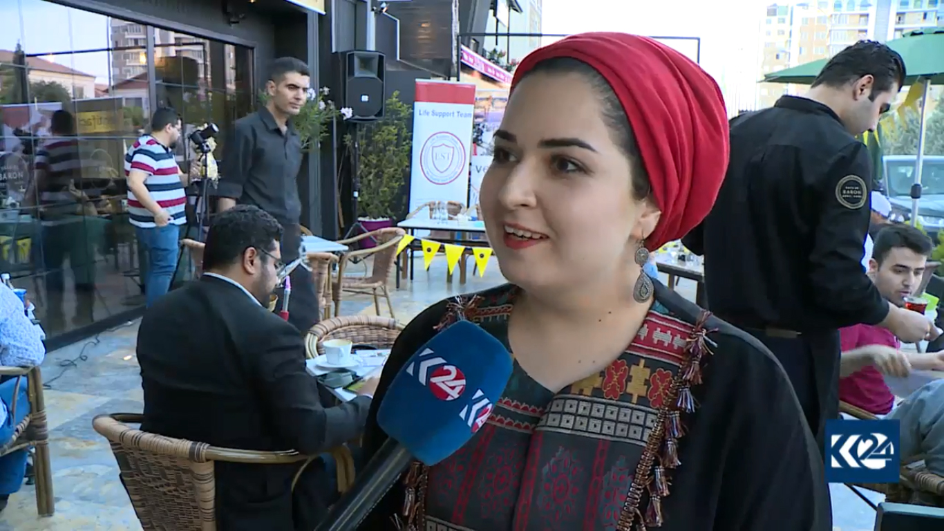 بالصور.. أجنحة الدجاج تجمع شابا وفتاتين في اربيل