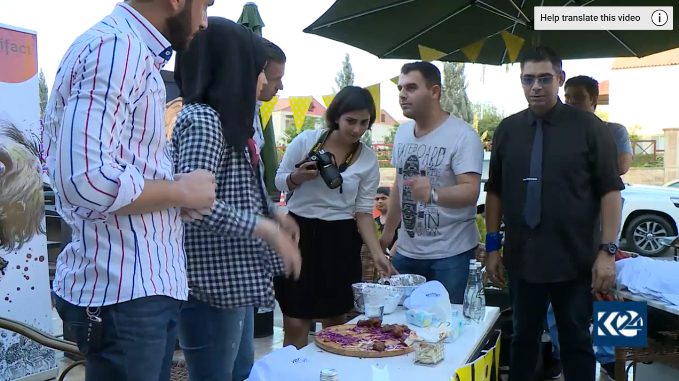 بالصور.. أجنحة الدجاج تجمع شابا وفتاتين في اربيل