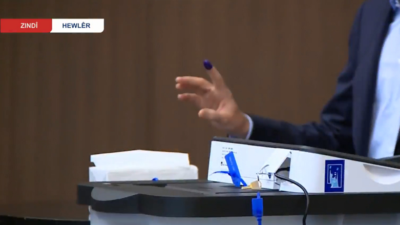 نيجيرفان بارزاني أول مسؤول يدلي بصوته في الانتخابات