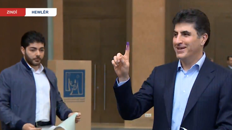 نيجيرفان بارزاني أول مسؤول يدلي بصوته في الانتخابات